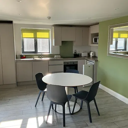 Arbutus Apartment *